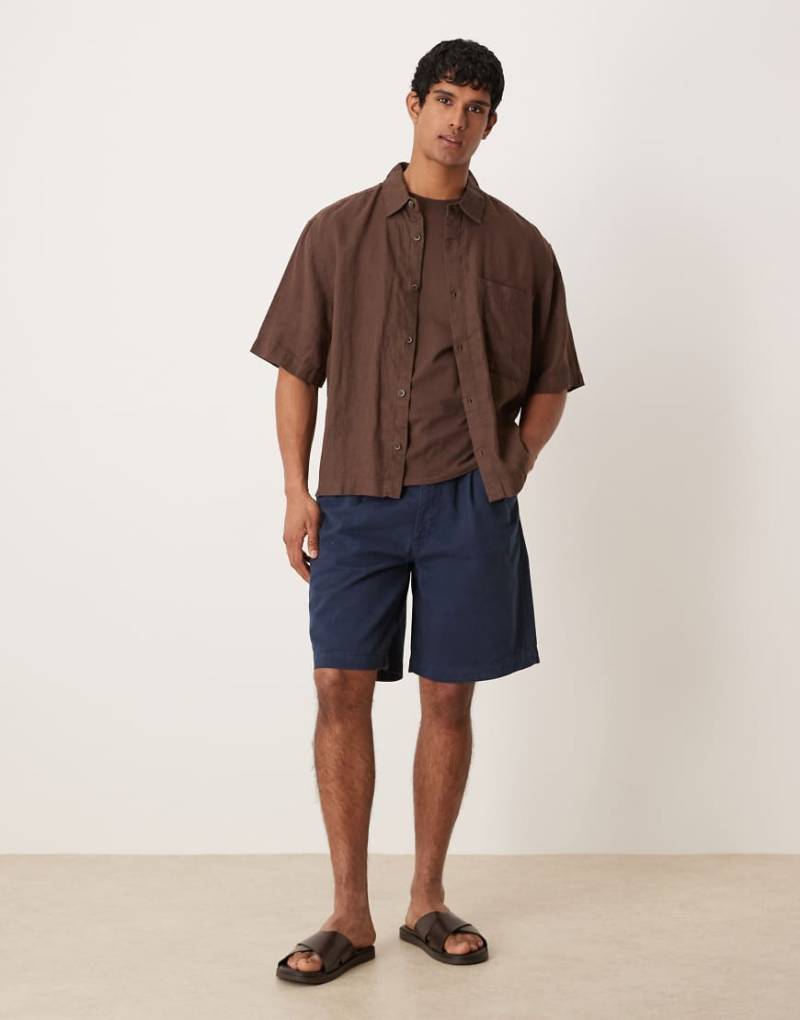ASOS DESIGN - Mittellange Shorts in Marineblau mit doppelten Bundfalten von ASOS DESIGN