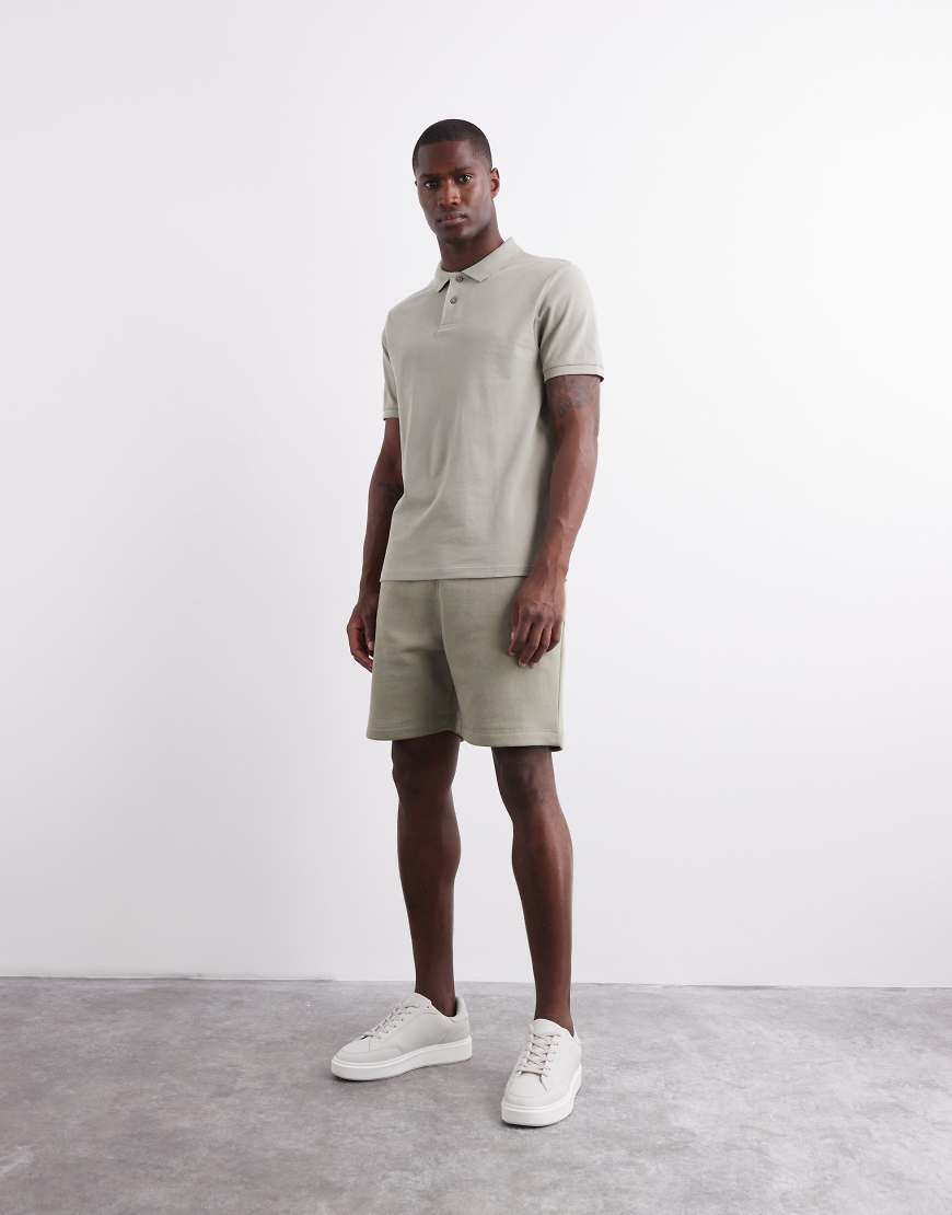 ASOS DESIGN - Mittellange Slim-Fit-Shorts in hellem Khaki-Grün ASOS DESIGN - Mittellange Slim-Fit-Shorts in hellem Khaki-Grün von ASOS DESIGN