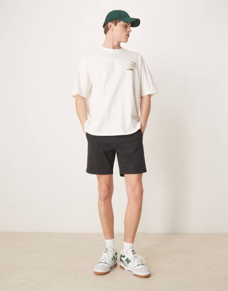 ASOS DESIGN - Mittellange, schmal geschnittene Chino-Bermudahorts in Schwarz von ASOS DESIGN