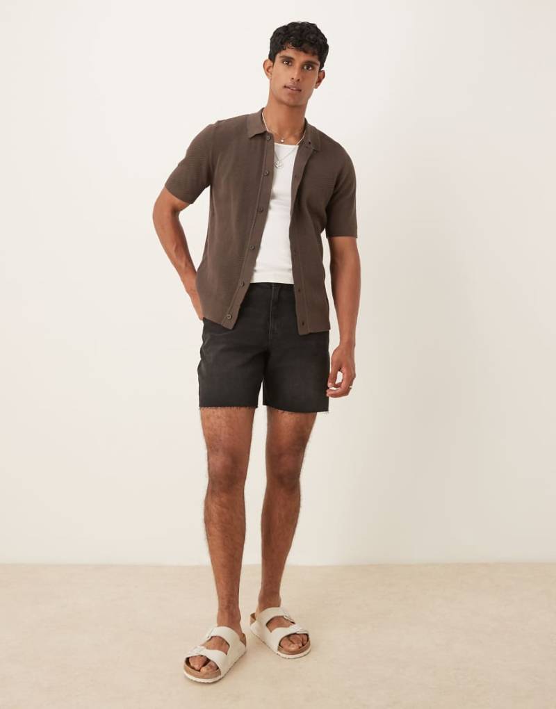 ASOS DESIGN - Mittellange Slim Fit Jeansshorts in Schwarz von ASOS DESIGN