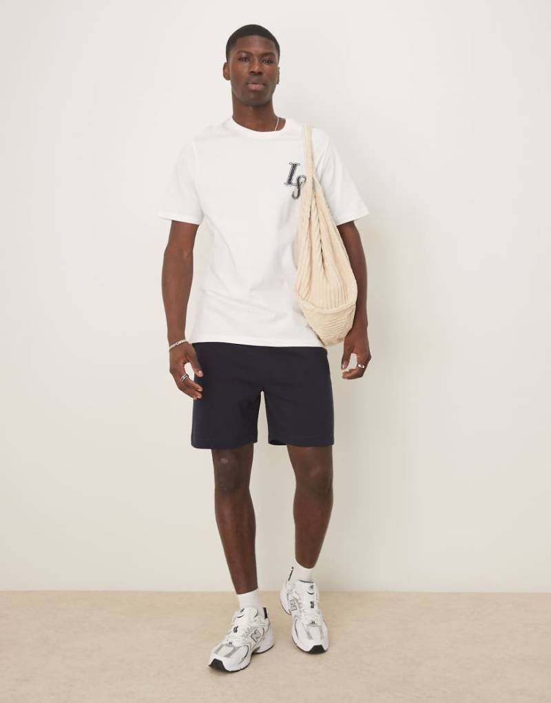ASOS DESIGN - Essential - Mittellange Slim-Fit-Shorts in Marineblau von ASOS DESIGN