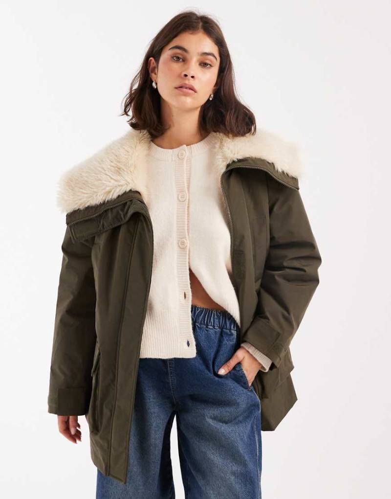 ASOS DESIGN - Mittellanger Parka in Khaki mit Teddyfellkragen-Grün von ASOS DESIGN