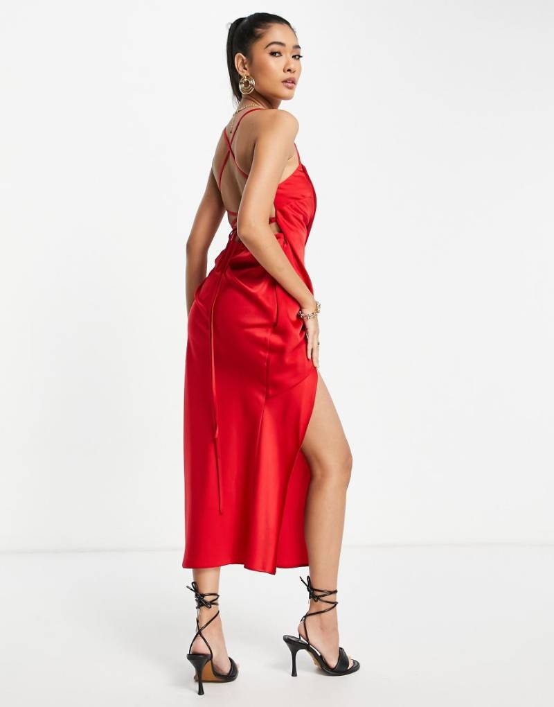 ASOS DESIGN - Mittellanges Satinkleid in Rot mit eckigem Ausschnitt, drapiertem Detail und Schnürung hinten von ASOS DESIGN