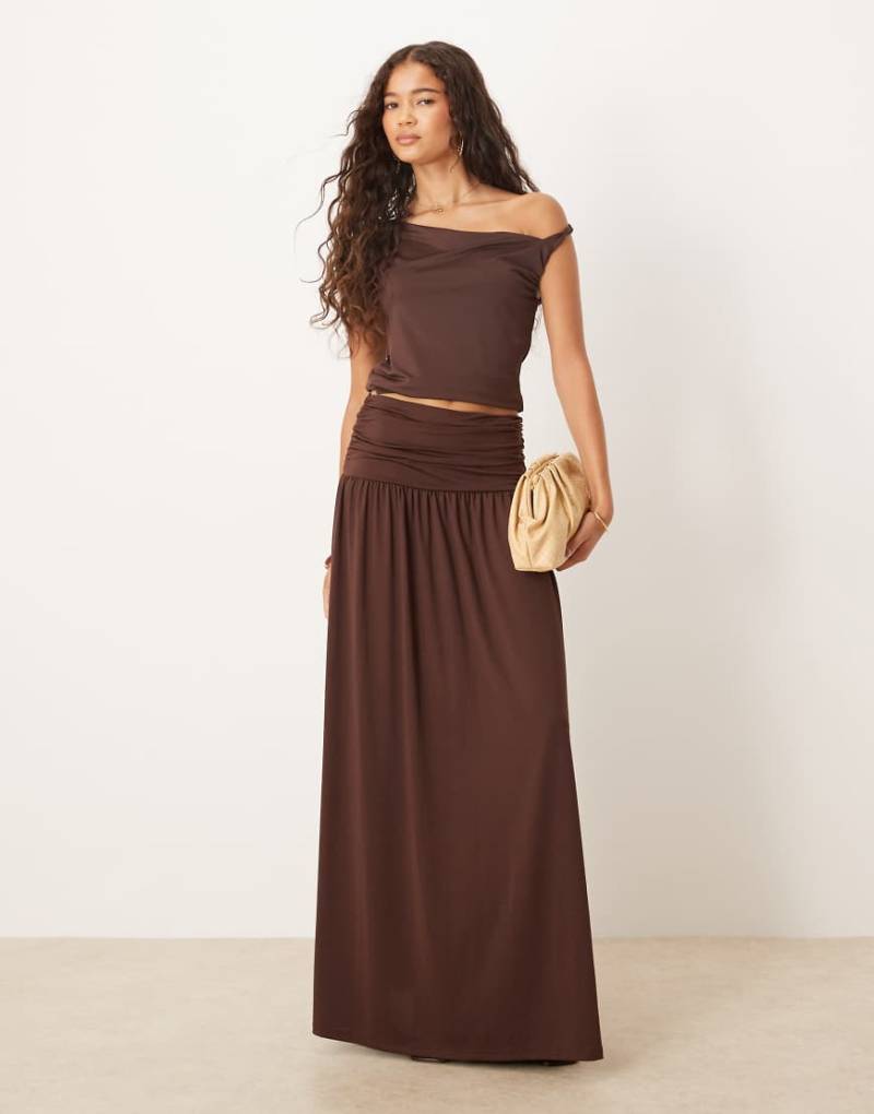 ASOS DESIGN - Mix and Match - Geraffter Maxirock in Schokobraun mit tiefer Taille von ASOS DESIGN