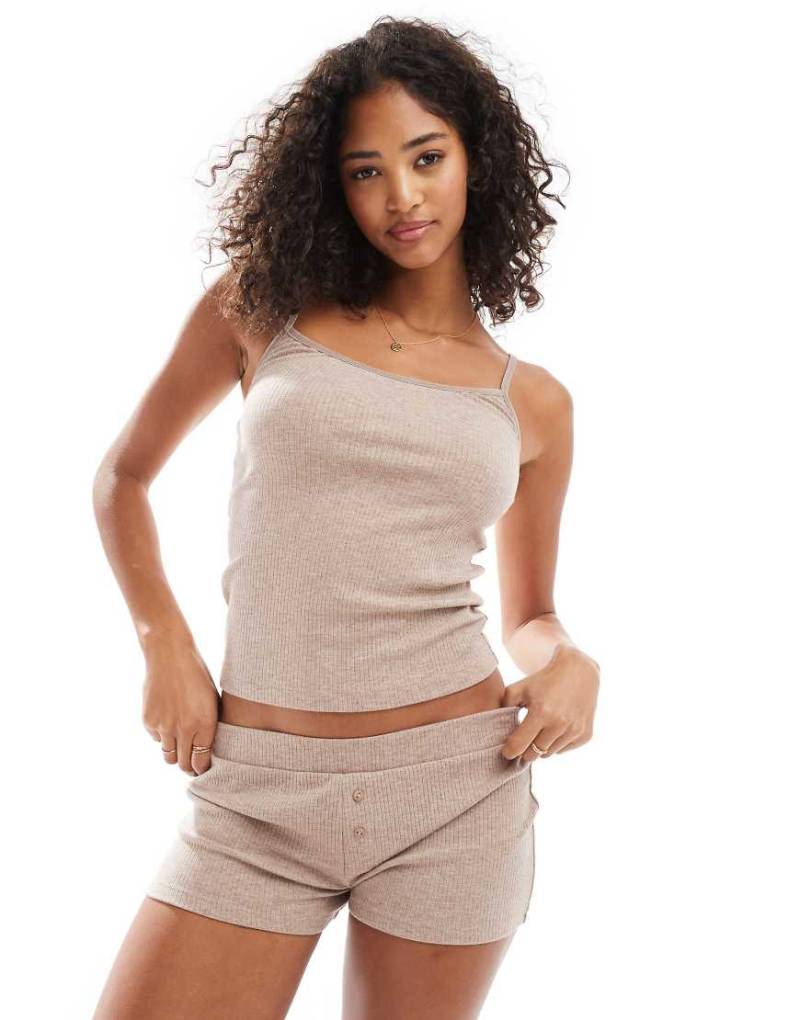 ASOS DESIGN - Mix and Match - Geripptes Camisole-Trägertop in Hellbraun mit Samtbesatz von ASOS DESIGN