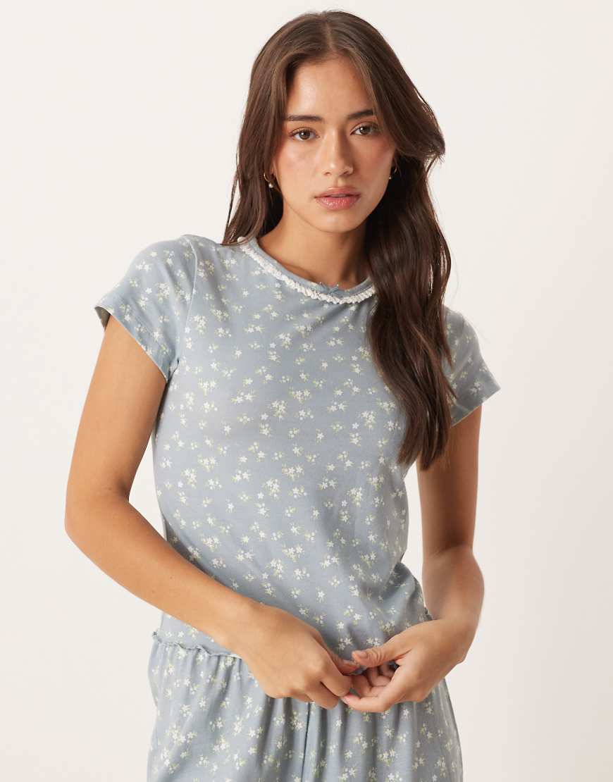ASOS DESIGN - Mix and Match - Knapp geschnittenes Pyjama-T-Shirt in Blau mit Blümchenmuster von ASOS DESIGN