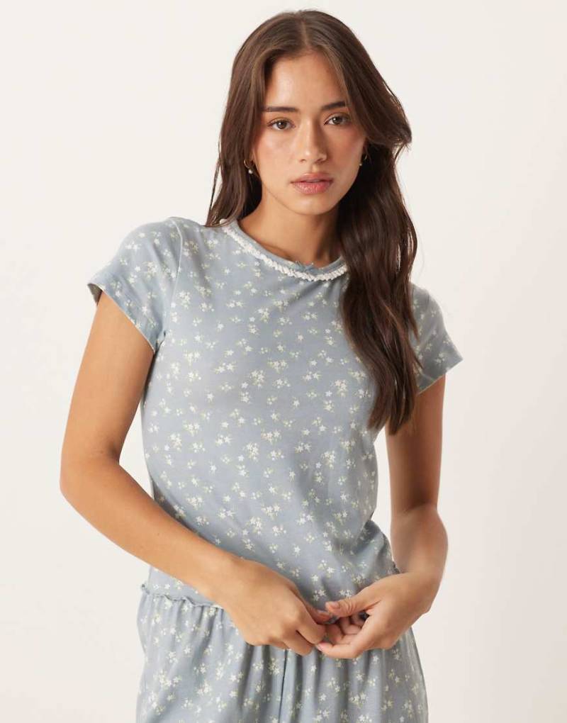 ASOS DESIGN - Mix and Match - Knapp geschnittenes Pyjama-T-Shirt in Blau mit Blümchenmuster von ASOS DESIGN