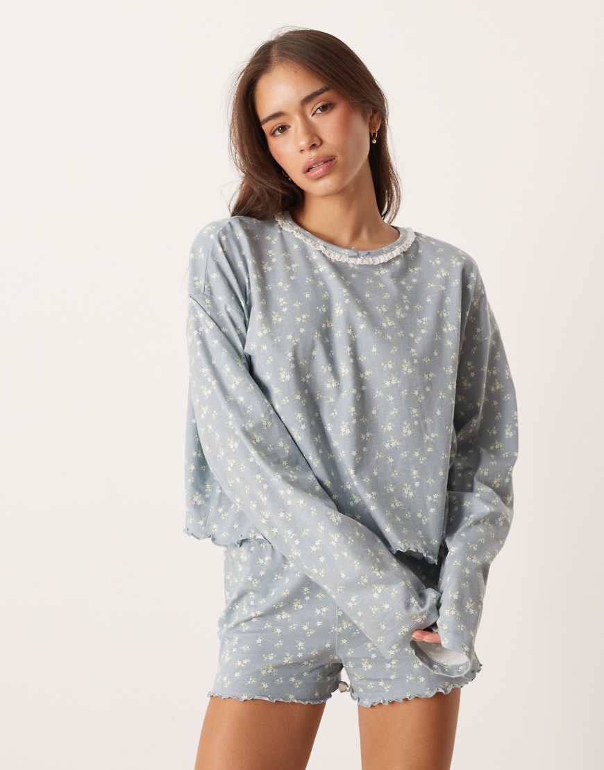ASOS DESIGN - Mix and Match -Langärmliges, kastiges Pyjama-Oberteil in Blau mit Blümchenmuster von ASOS DESIGN