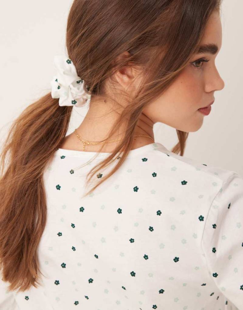 ASOS DESIGN - Mix and Match - Langärmliges Henley-Pyjama-Oberteil mit grünem Blümchenmuster und Scrunchie-Haargummi-Weiß von ASOS DESIGN