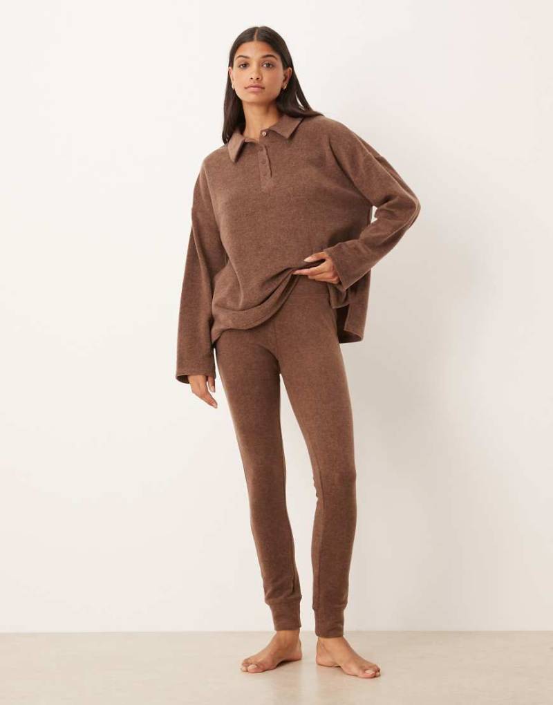 ASOS DESIGN - Mix and Match - Lounge-Leggings aus leichtem Fleece in Schokobraun-Brown von ASOS DESIGN