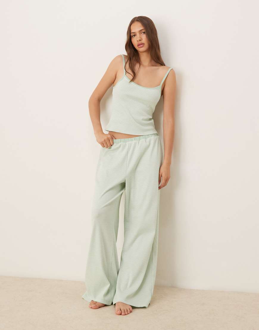 ASOS DESIGN - Mix and Match - Pyjama-Hose in gestreiftem Salbeigrün mit Rüschen ASOS DESIGN - Mix and Match - Pyjama-Hose in gestreiftem Salbeigrün mit Rüschen von ASOS DESIGN