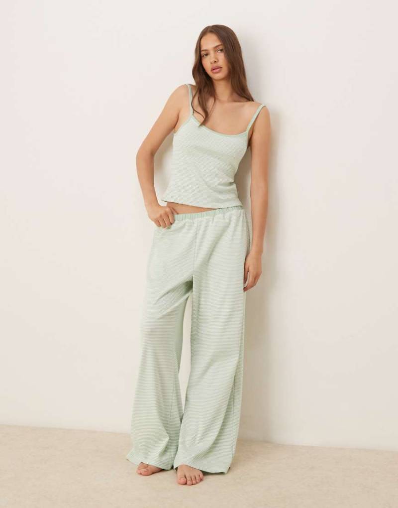ASOS DESIGN - Mix and Match - Pyjama-Hose in gestreiftem Salbeigrün mit Rüschen von ASOS DESIGN