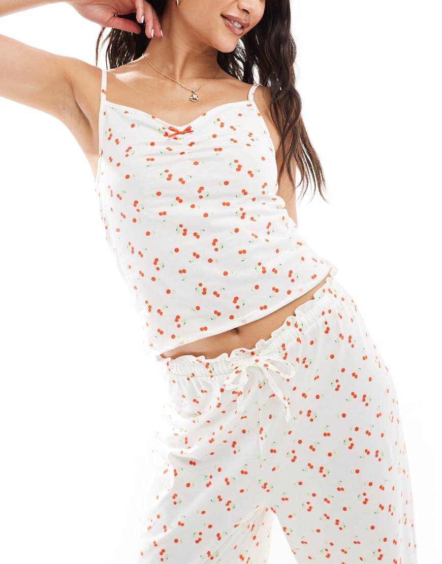 ASOS DESIGN - Mix and Match - Pyjama-Trägertop im Camisole-Stil mit Kirschen-Print und Rüschensaum-Weiß von ASOS DESIGN