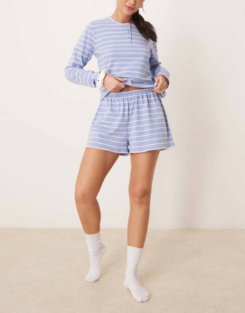 ASOS DESIGN - Mix and Match - Schwingende Pyjamashorts in Blau gestreift von ASOS DESIGN
