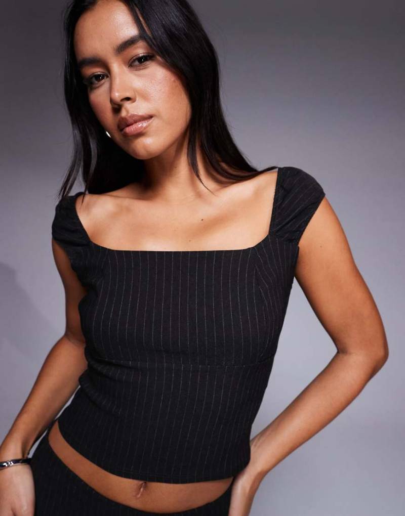 ASOS DESIGN - Mix & Match - Cropped Oberteil aus Bengaline in Schwarz mit eckigem Ausschnitt und Nadelstreifen-Bunt von ASOS DESIGN