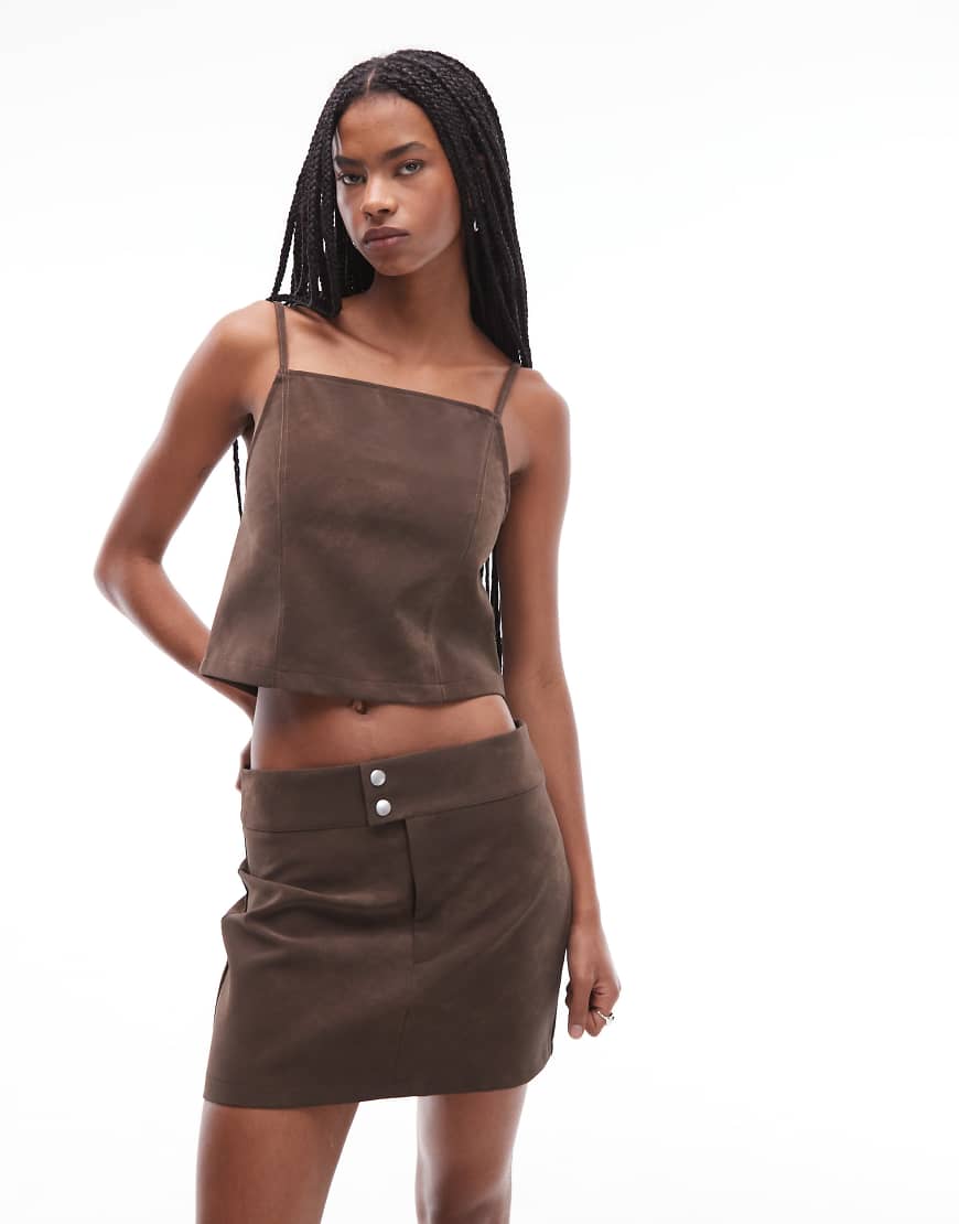 ASOS DESIGN - Mix & Match - Cropped-Oberteil in schokobrauner, strukturierter Lederoptik mit Rückenausschnitt-Brown von ASOS DESIGN