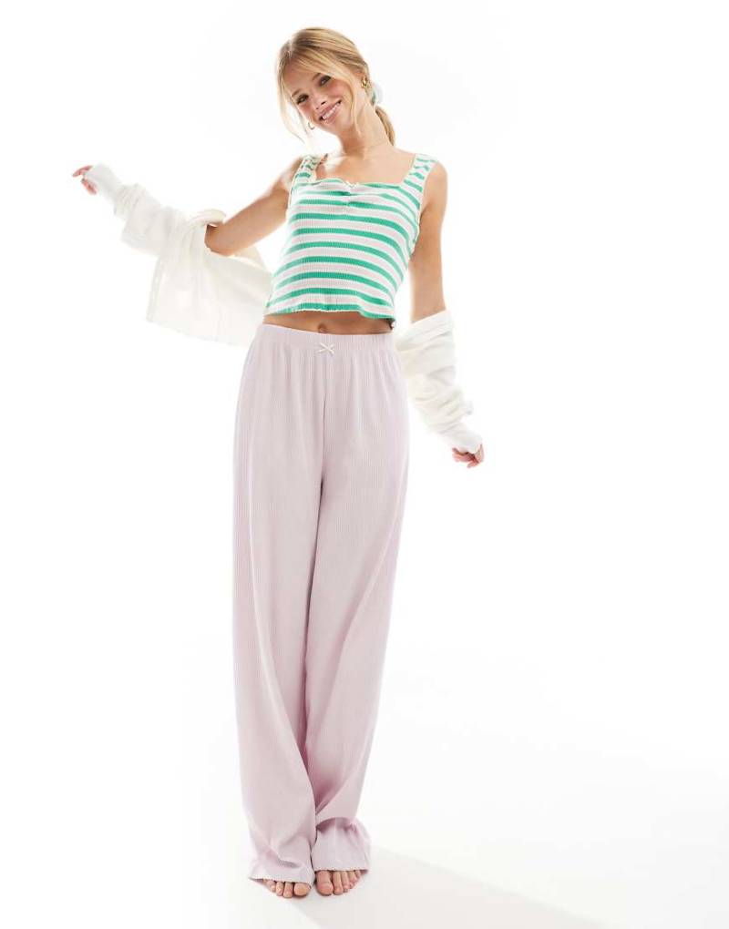 ASOS DESIGN - Mix & Match - Geripptes, gestreiftes Pyjama-Trägertop und Haargummi-Scrunchie in Grün und Flieder von ASOS DESIGN