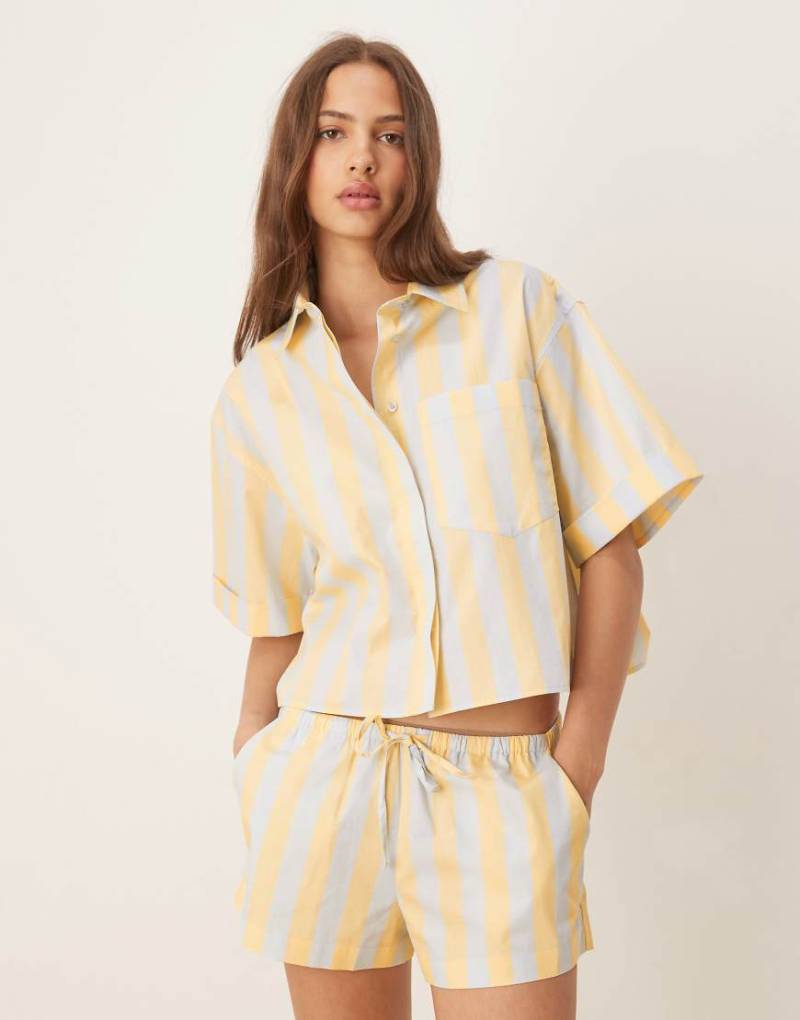 ASOS DESIGN - Mix & Match - Gestreifte, kurzärmlige Oversize-Pyjama-Hemdbluse aus Webstoff in Blau und Buttermilchgelb von ASOS DESIGN