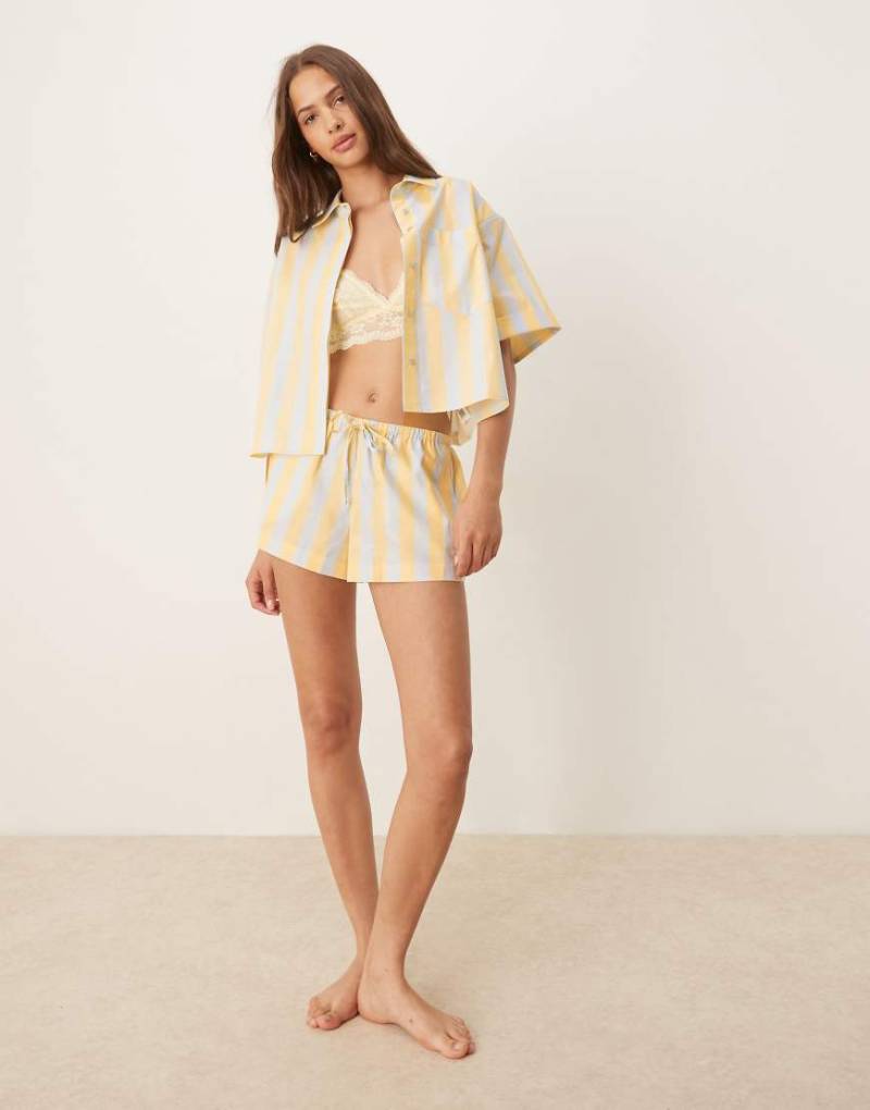 ASOS DESIGN - Mix & Match - Gewebte Pyjamashorts in Blau und Buttermilchgelb gestreift von ASOS DESIGN