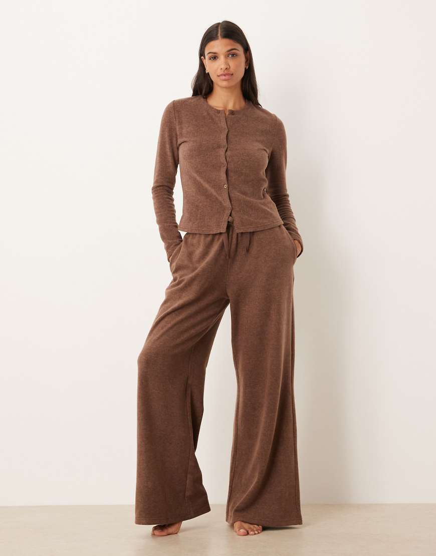 ASOS DESIGN - Mix & Match - Hose aus leichtem Fleece in Schokobraun mit extrem weitem Bein-Brown von ASOS DESIGN