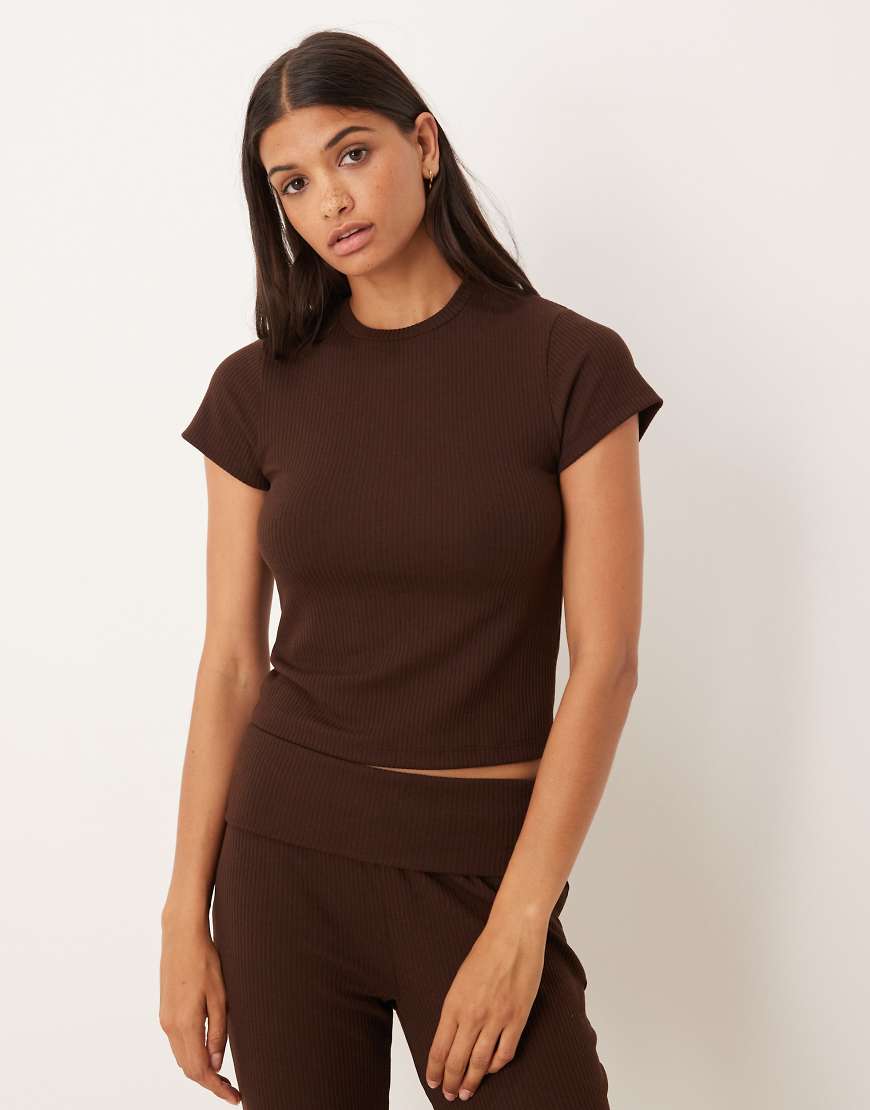 ASOS DESIGN - Mix & Match - Knapp geschnittenes, geripptes Lounge-T-Shirt in Schokobraun-Brown von ASOS DESIGN