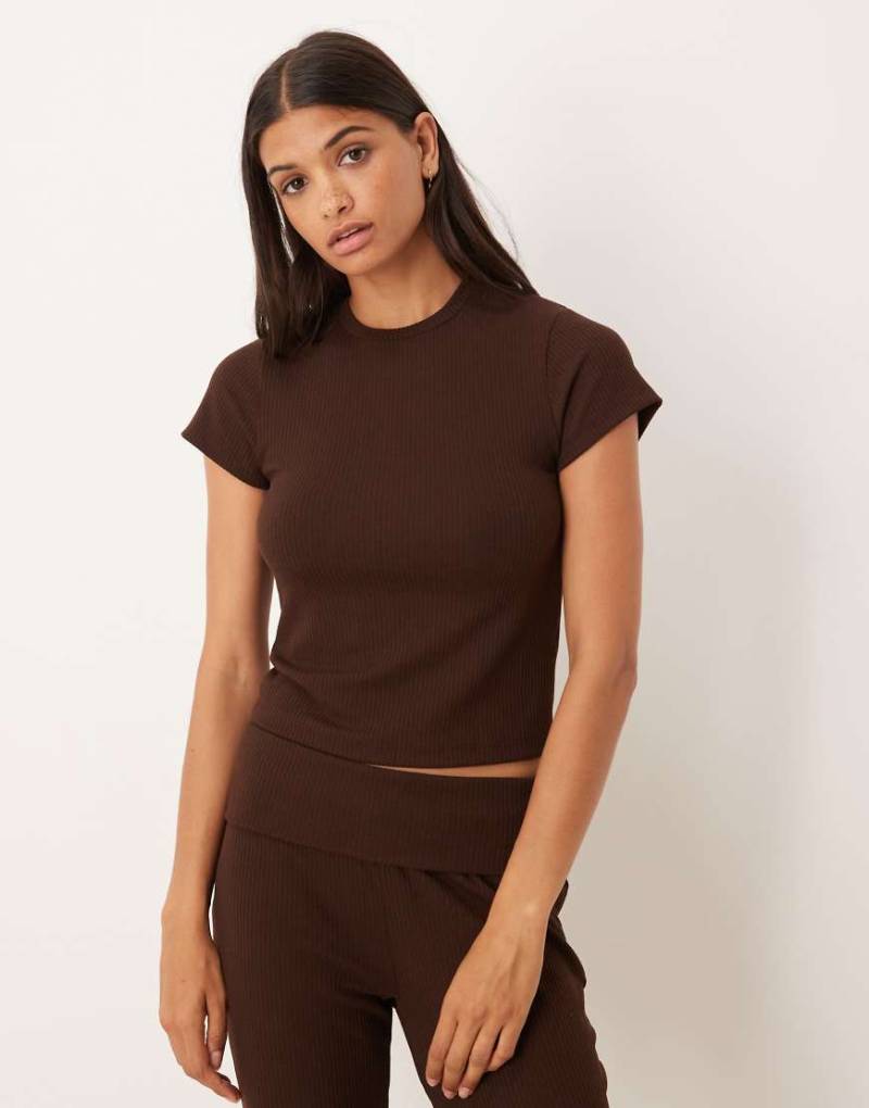 ASOS DESIGN - Mix & Match - Knapp geschnittenes, geripptes Lounge-T-Shirt in Schokobraun-Brown von ASOS DESIGN