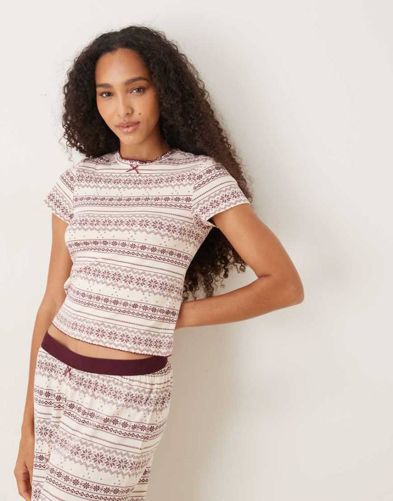 ASOS DESIGN - Mix & Match - Knapp geschnittenes Pyjama-T-Shirt mit rotem Norwegermuster von ASOS DESIGN