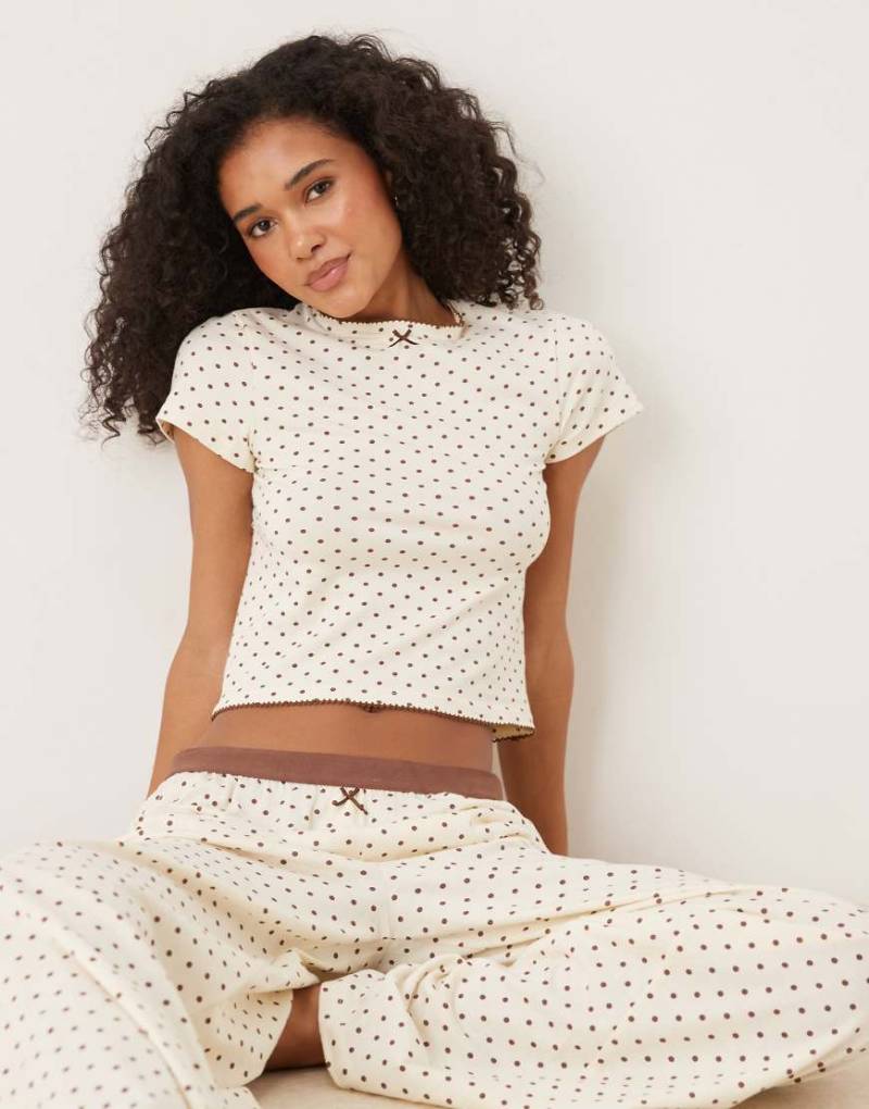 ASOS DESIGN - Mix & Match - Kurzärmliges Pyjama-Oberteil mit Punktmuster in Creme und Braun-Weiß von ASOS DESIGN