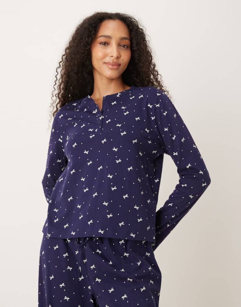 ASOS DESIGN - Mix & Match - Langärmliges Pyjama-Oberteil aus Baumwolle in Marineblau mit Schleifenprint und Henley-Ausschnitt-Grün von ASOS DESIGN