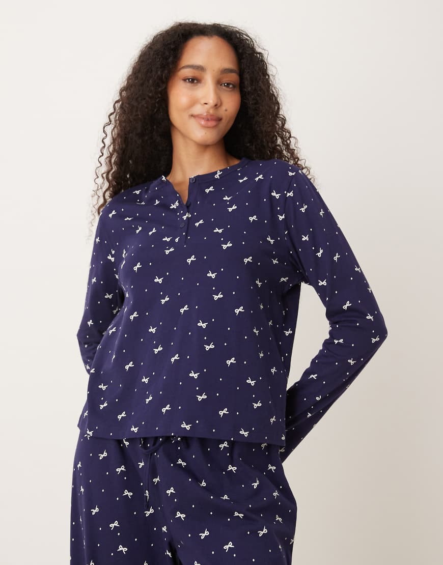 ASOS DESIGN - Mix & Match - Langärmliges Pyjama-Oberteil aus Baumwolle in Marineblau mit Schleifenprint und Henley-Ausschnitt-Grün von ASOS DESIGN