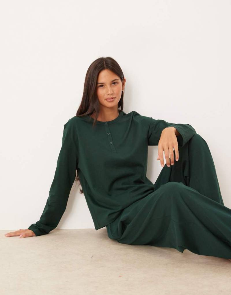 ASOS DESIGN - Mix & Match - Langärmliges Pyjama-Oberteil aus Baumwolle in Tannengrün mit Henley-Ausschnitt-Rot von ASOS DESIGN