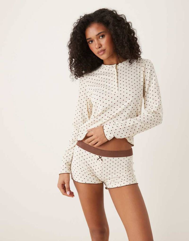 ASOS DESIGN - Mix & Match - Langärmliges Pyjama-Oberteil in Creme und Braun gepunktet-Weiß von ASOS DESIGN