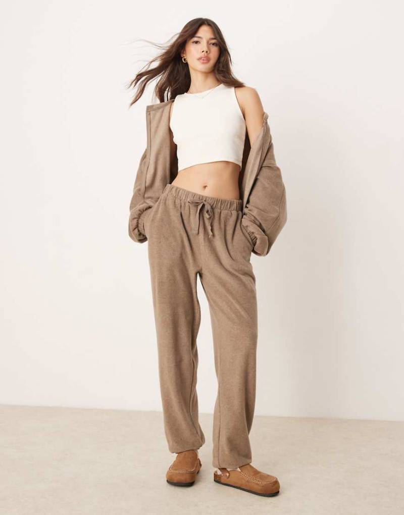 ASOS DESIGN - Mix & Match - Lounge-Jogginghose aus Fleece in Braun von ASOS DESIGN