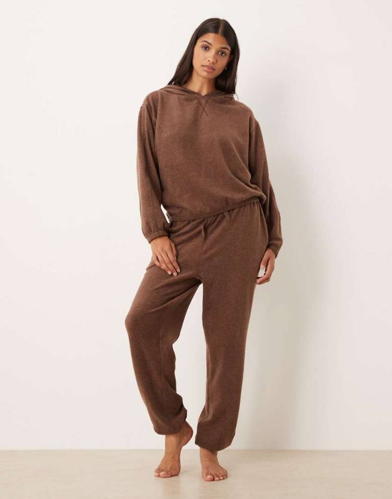 ASOS DESIGN - Mix & Match - Lounge-Jogginghose aus leichtem Fleece in Schokobraun-Brown von ASOS DESIGN