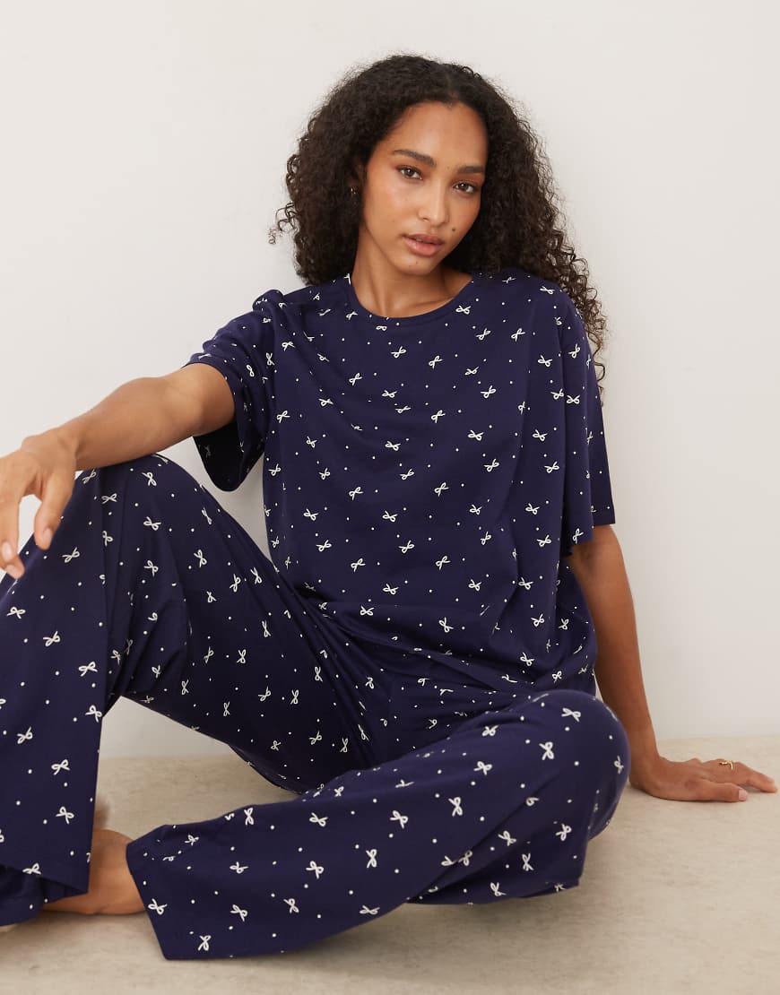 ASOS DESIGN - Mix & Match - Oversize-Pyjama-T-Shirt aus Baumwolle in Marineblau mit Schleifenprint-Grün ASOS DESIGN - Mix & Match - Oversize-Pyjama-T-Shirt aus Baumwolle in Marineblau mit Schleifenprint-Grün von ASOS DESIGN