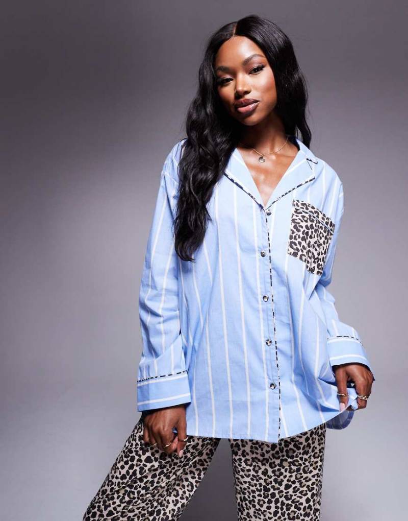 ASOS DESIGN - Mix & Match - Pyjama-Hemd aus Webstoff mit Streifen- und Leopardenmuster-Blau ASOS DESIGN - Mix & Match - Pyjama-Hemd aus Webstoff mit Streifen- und Leopardenmuster-Blau von ASOS DESIGN