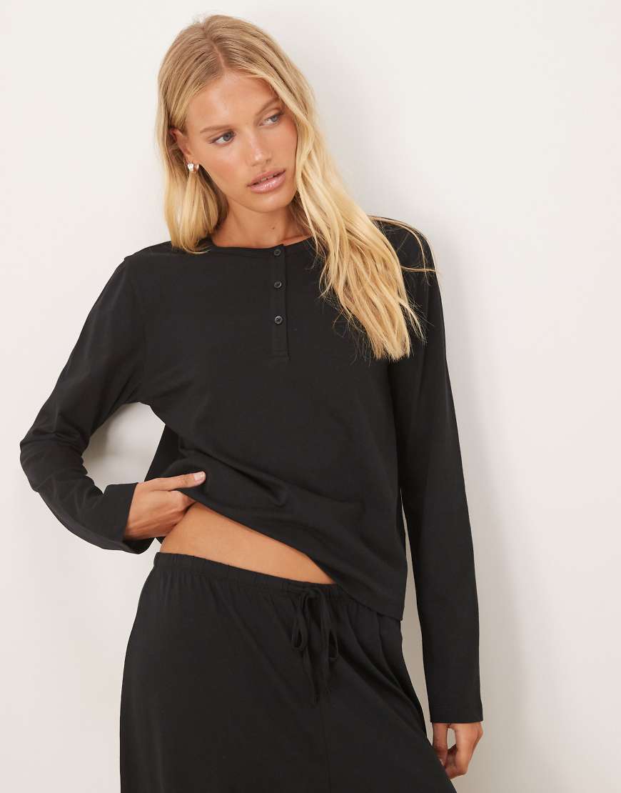 ASOS DESIGN - Mix & Match - Pyjama-Oberteil aus Baumwolle mit langen Ärmeln und Henley-Ausschnitt in Schwarz von ASOS DESIGN