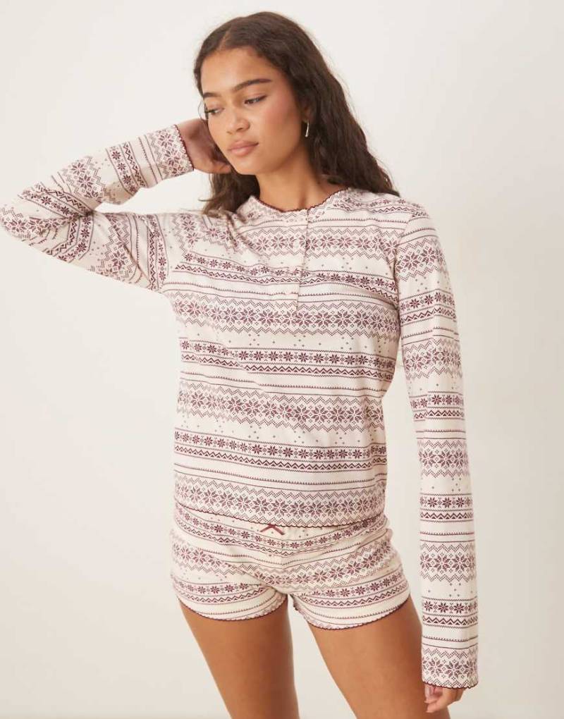 ASOS DESIGN - Mix & Match - Pyjama-T-Shirt mit rotem Norwegermuster und Henley-Ausschnitt von ASOS DESIGN