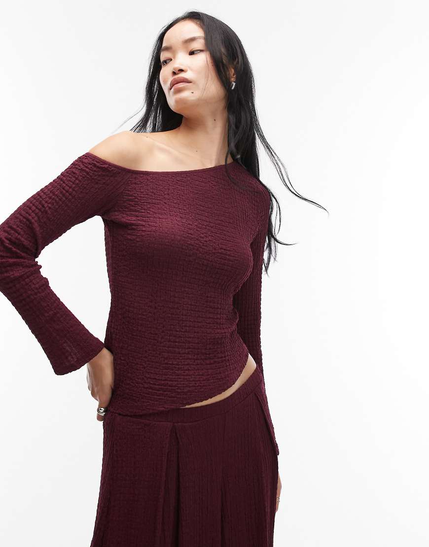 ASOS DESIGN - Mix & Match - Strukturiertes, asymmetrisches Oberteil in Beerenrot mit langen Ärmeln von ASOS DESIGN