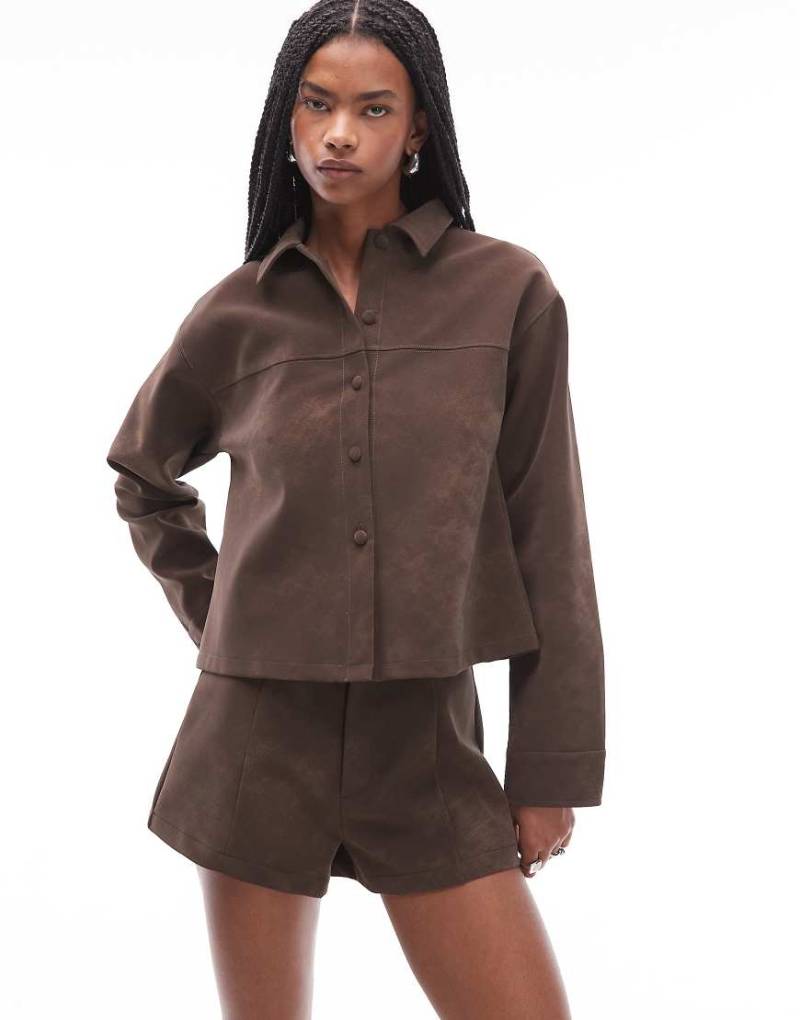 ASOS DESIGN - Mix & Match - Superkurze Shorts in schokobrauner, strukturierter Lederoptik mit Ziernaht-Brown von ASOS DESIGN