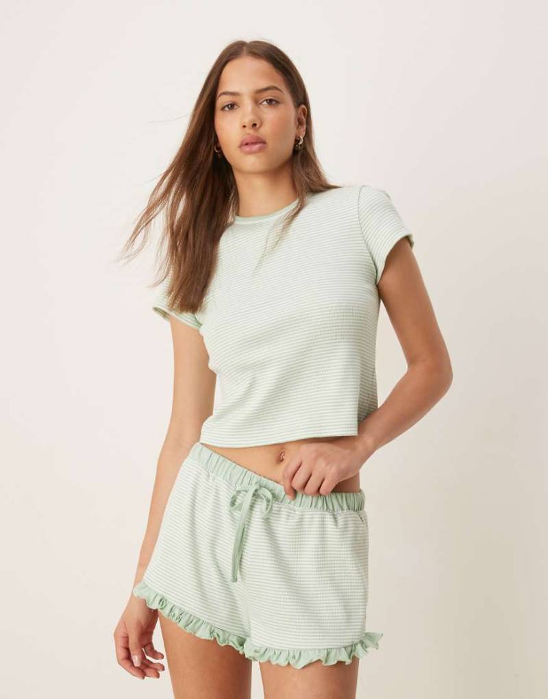 ASOS DESIGN - Mix and Match - Pyjama-T-Shirt in gestreiftem Salbeigrün mit Rüschen von ASOS DESIGN