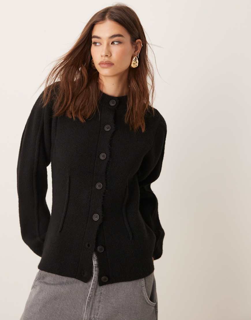 ASOS DESIGN - Modellierende Strickjacke in Schwarz mit Rundhalsausschnitt-Weiß von ASOS DESIGN