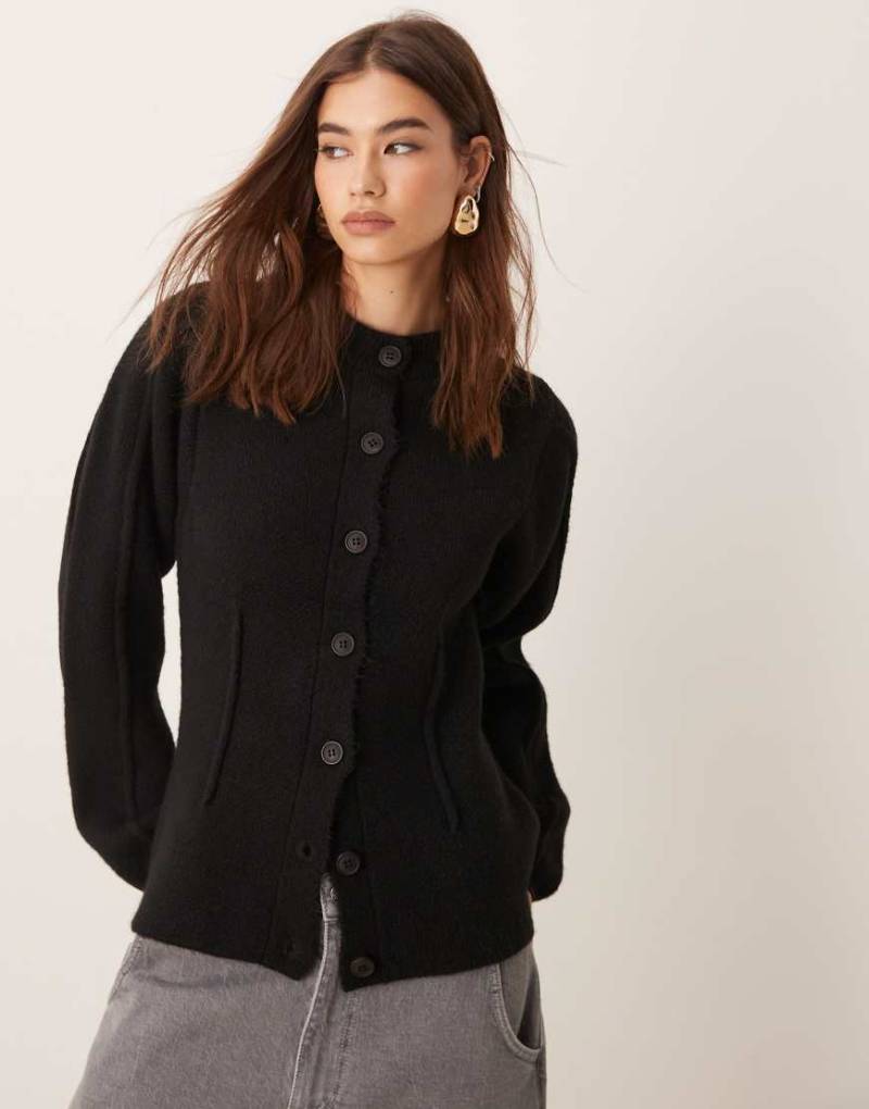 ASOS DESIGN - Modellierende Strickjacke in Schwarz mit Rundhalsausschnitt-Weiß von ASOS DESIGN