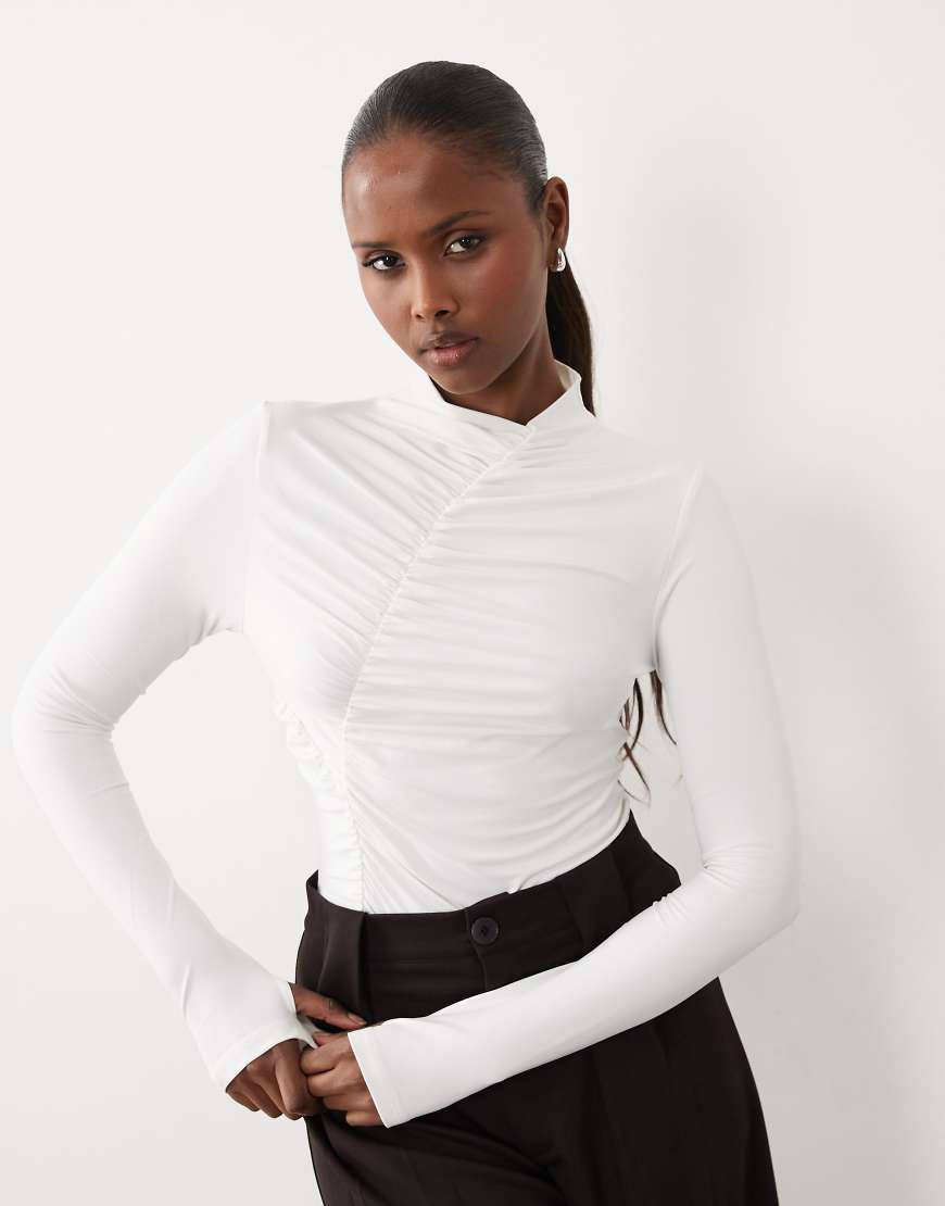 ASOS DESIGN - Modest - Body in Cremeweiß mit Raffung von ASOS DESIGN