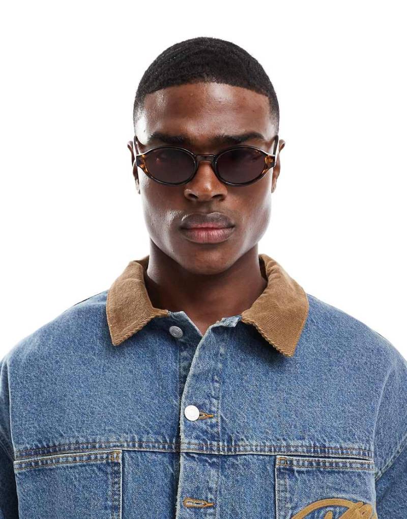 ASOS DESIGN - Modische, ovale Sonnenbrille in Schildpatt-Optik mit burgunderroten Gläsern-Braun von ASOS DESIGN