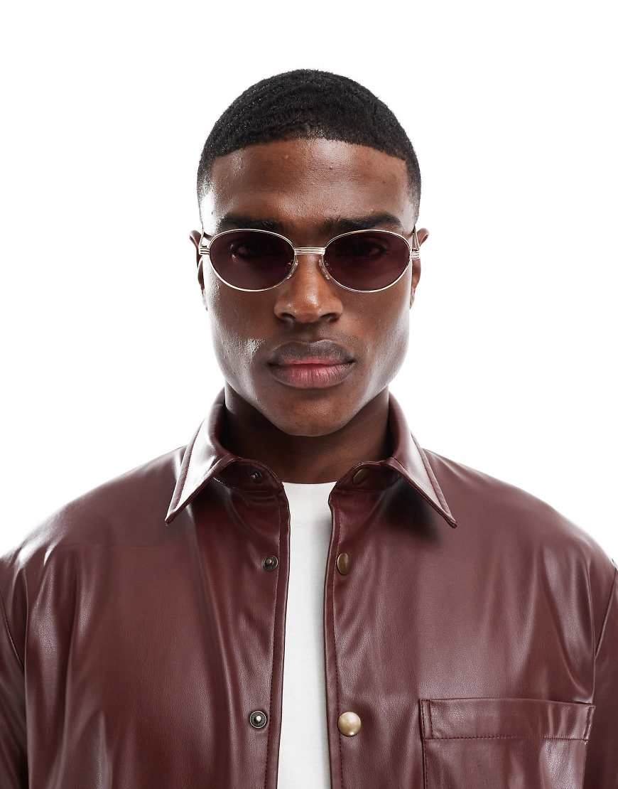 ASOS DESIGN - Modische, runde 90er-Sonnenbrille aus goldfarbenem Metall mit Rillendetails von ASOS DESIGN