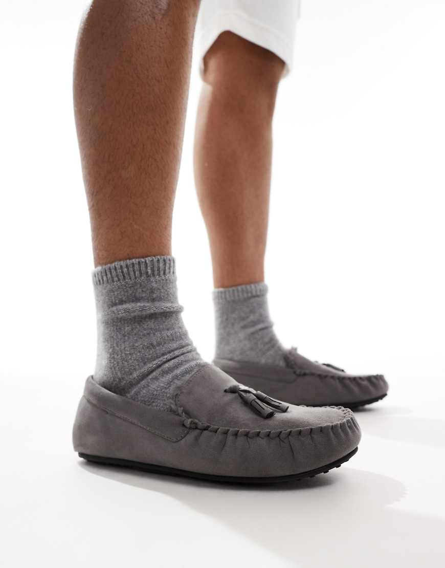 ASOS DESIGN - Mokassin-Hausschuhe in Grau mit Kunstpelzfutter ASOS DESIGN - Mokassin-Hausschuhe in Grau mit Kunstpelzfutter von ASOS DESIGN