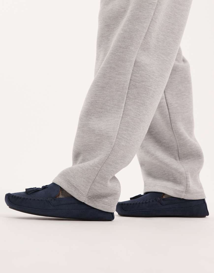 ASOS DESIGN - Mokassin-Hausschuhe in Marineblau mit Kunstpelzfutter und Bommel von ASOS DESIGN