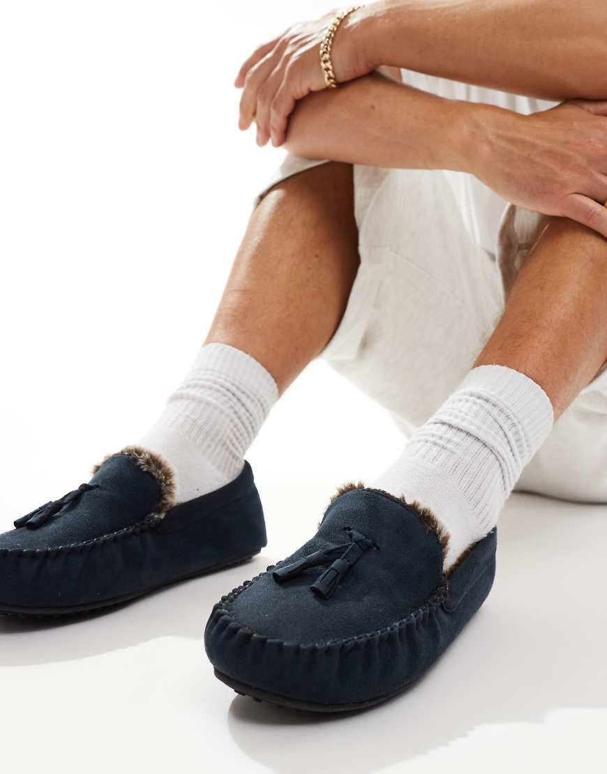 ASOS DESIGN - Mokassin-Hausschuhe in Marineblau mit Kunstpelzfutter von ASOS DESIGN