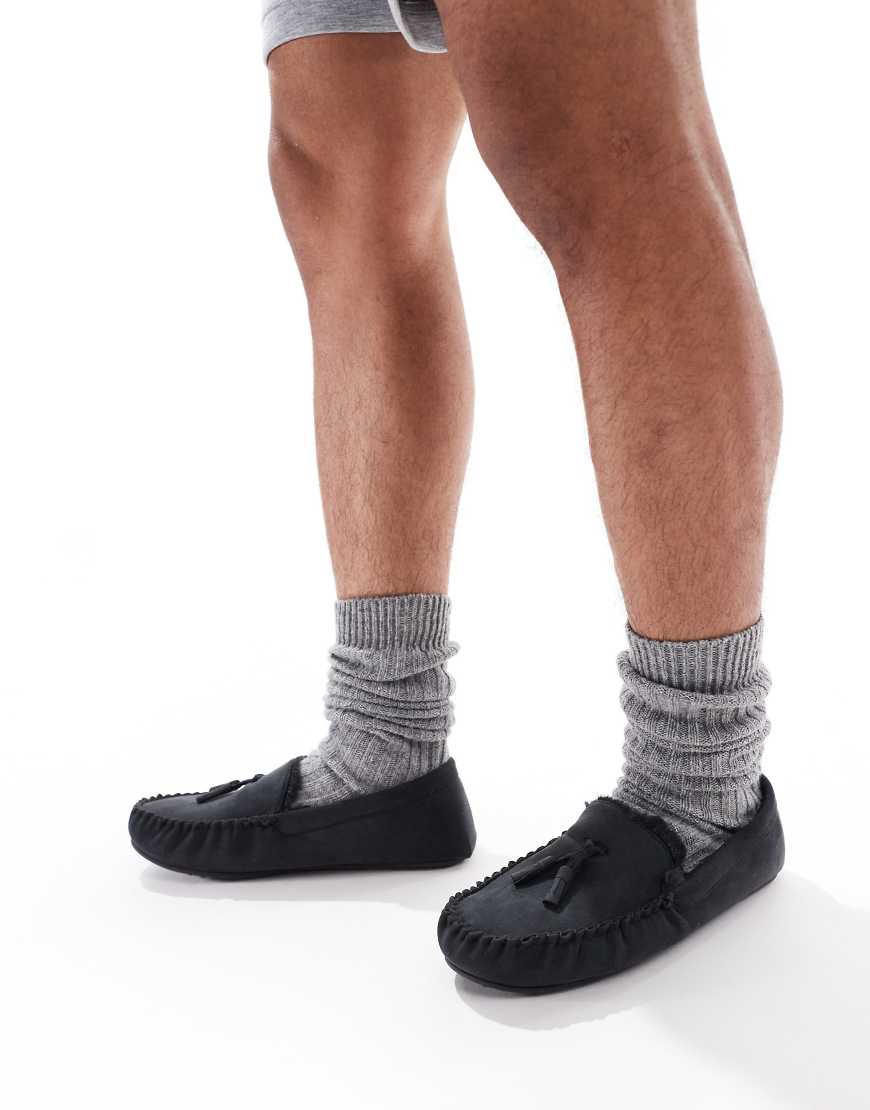 ASOS DESIGN - Mokassin-Hausschuhe in Schwarz mit Kunstpelzfutter ASOS DESIGN - Mokassin-Hausschuhe in Schwarz mit Kunstpelzfutter von ASOS DESIGN